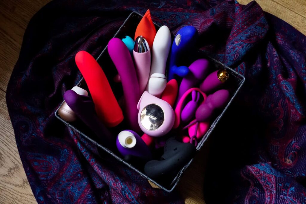 caixa com brinquedos sexuais diversos