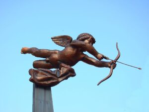 estátua do cupido (ou eros) segurando um arco e flecha