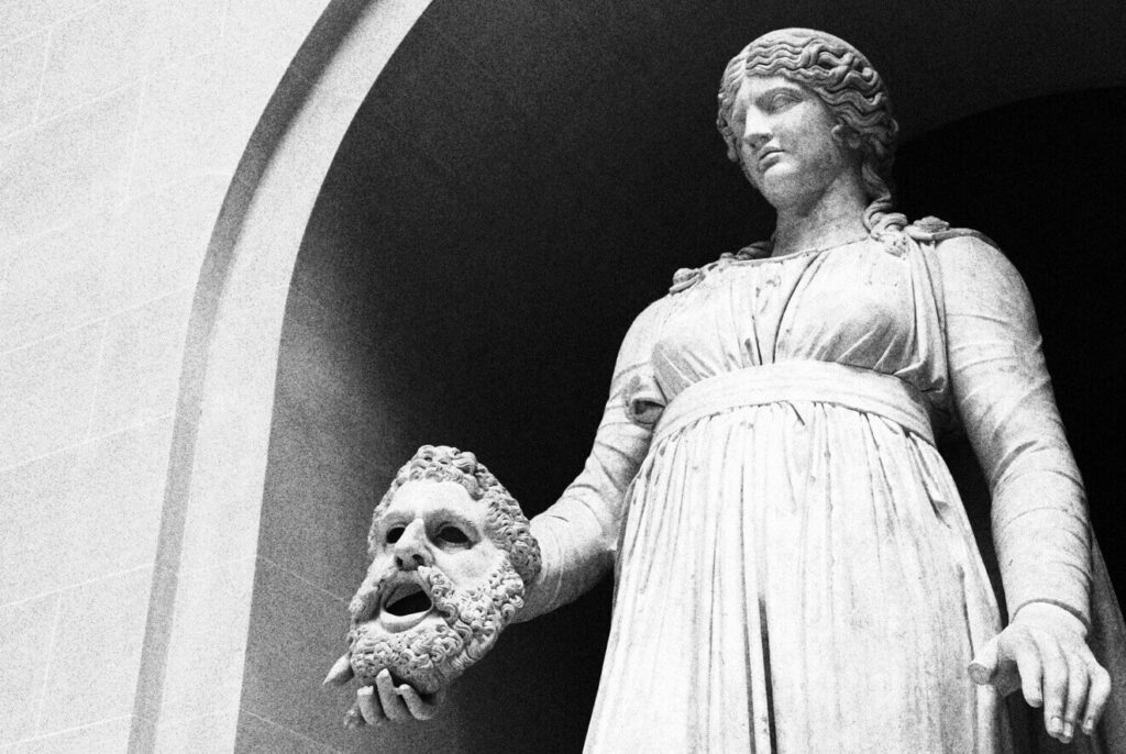 estátua Melpomene segurando uma máscara da tragédia