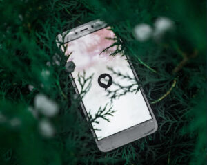 foto de um celular com a tela toda branca e um coração no meio da tela